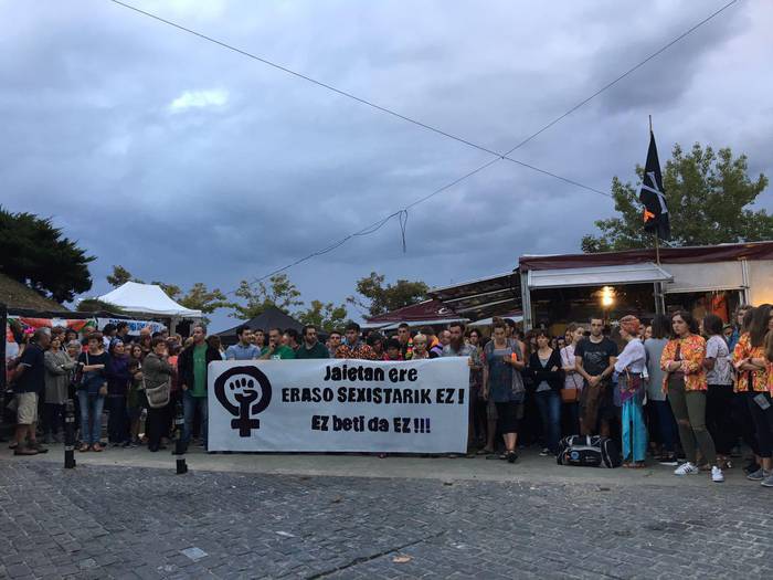 Elkarretaratze jendetsua egin dute Getarian, eraso sexistak arbuiatzeko