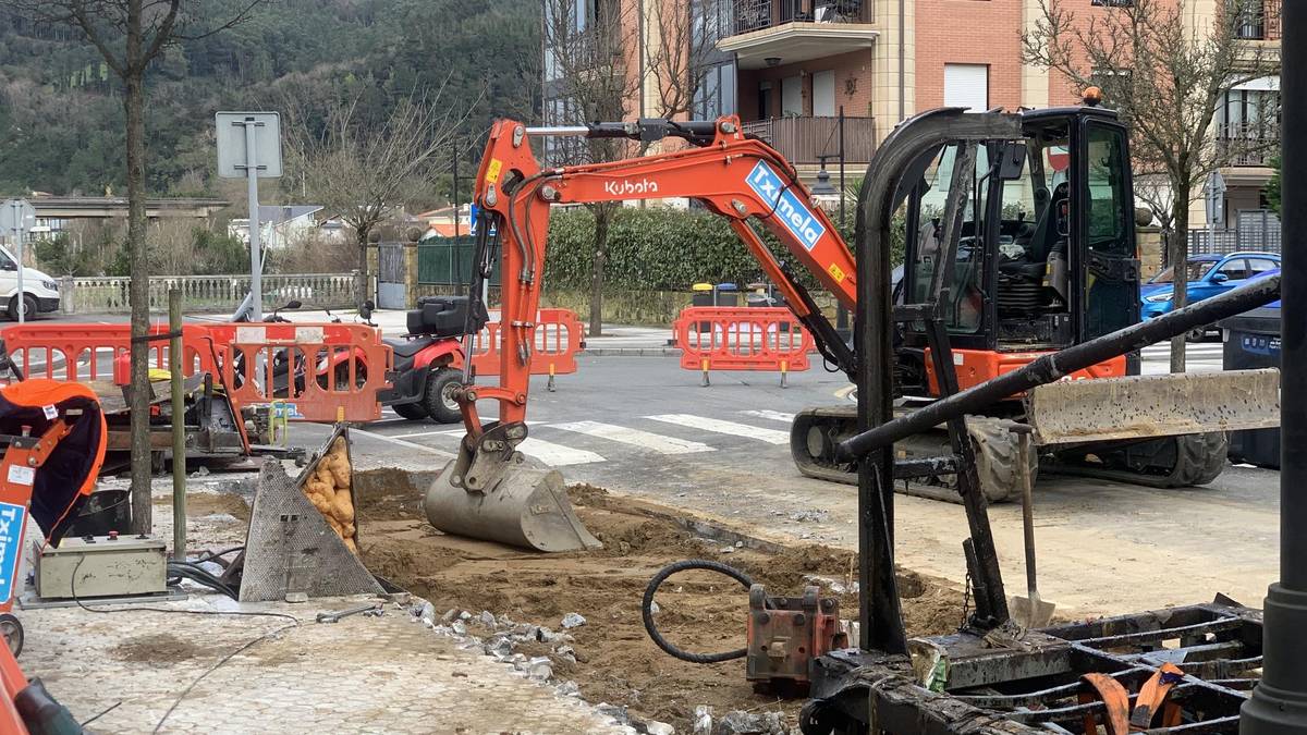 Lur azpiko zabor edukiontzien eremuak lehengoratzen hasi dira