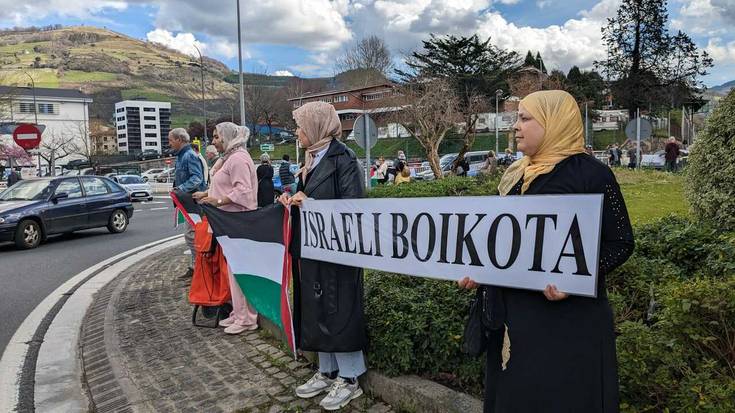 Israeli boikota egitera deitu dituzte herritarrak, Palestinarekin elkartasunean