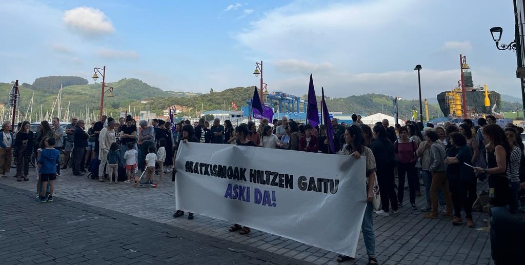 Elkarretaratzea egin dute Saregile plazan Gasteizko hilketa matxista salatzeko