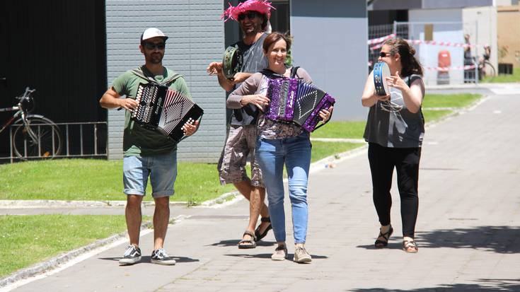 Bideoa: Umorerik ez da falta izan festa alternatiboetan