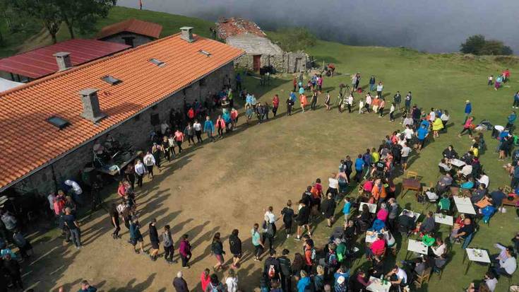 Azken igande jendetsuarekin agurtu dituzte iraileko erromeriak Zelatunen