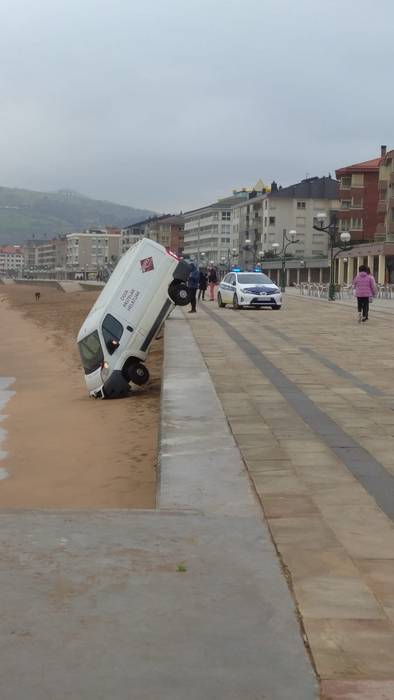 Banaketa furgoneta bat erori da hondarretara Zarauzko malekoian