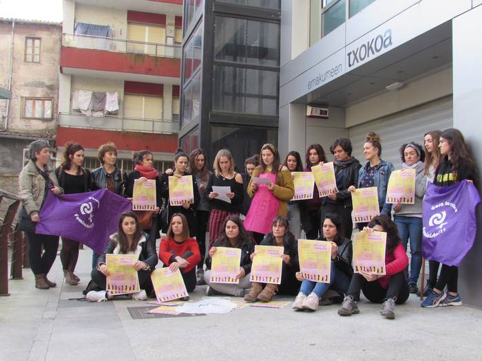 Martxoaren 8ko greba feministarekin bat egitera deitu du Azpeitiko Basanderiek talde feministak