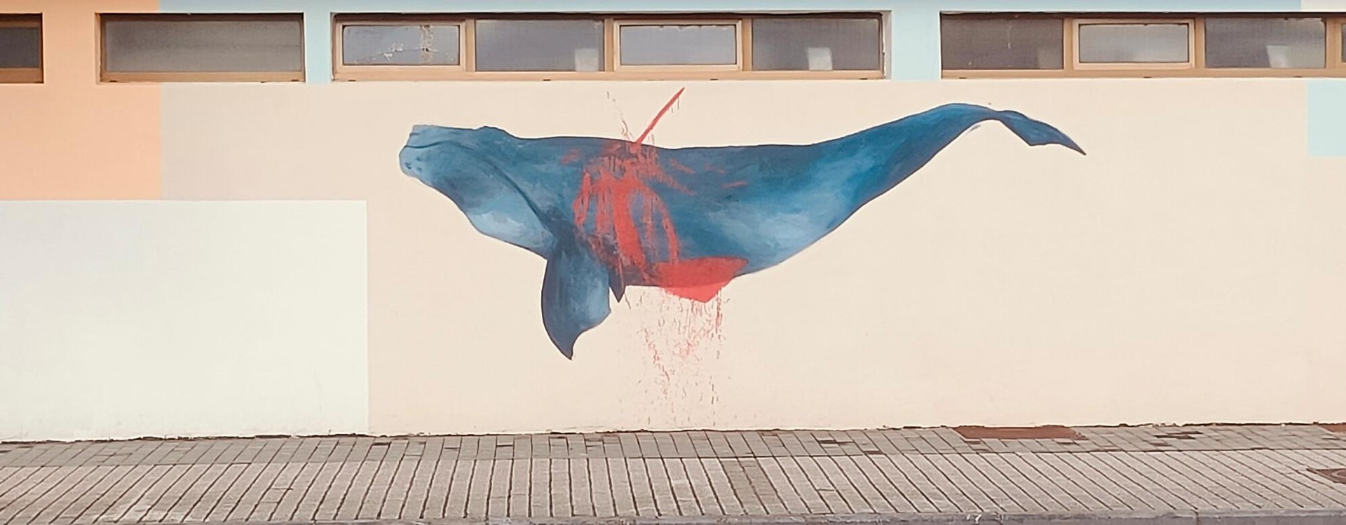 Pintura gorria bota diote kanpineko balearen horma irudiari