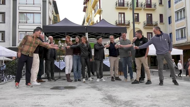 Txakolinaren topagune izan da gaur Zarautz