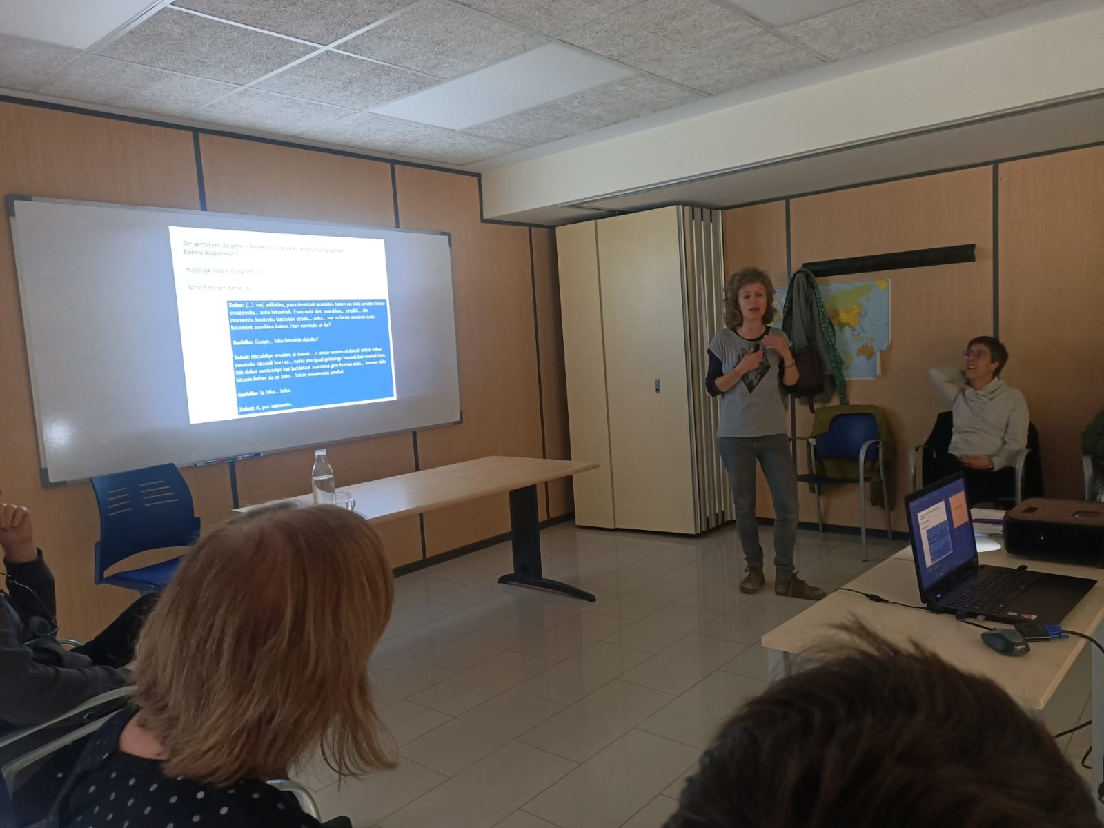Garbiñe Bereziartuak hitanoa izan du hizpide Udal Euskaltegian eskainitako solasaldian