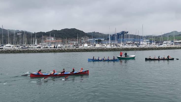 Batelen koloreek jantzi dute Urolaren itsasadarra
