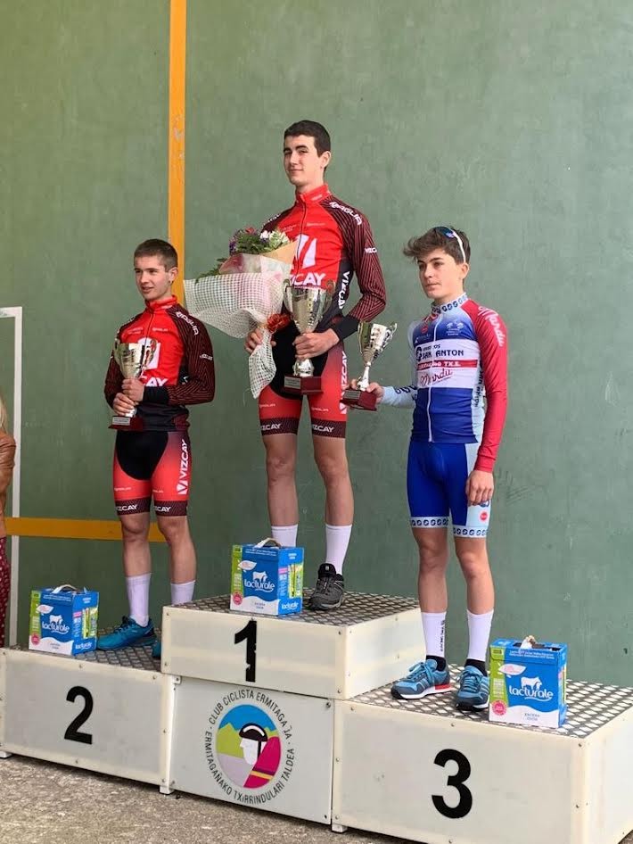 Adur Tapiaren lehen podiuma