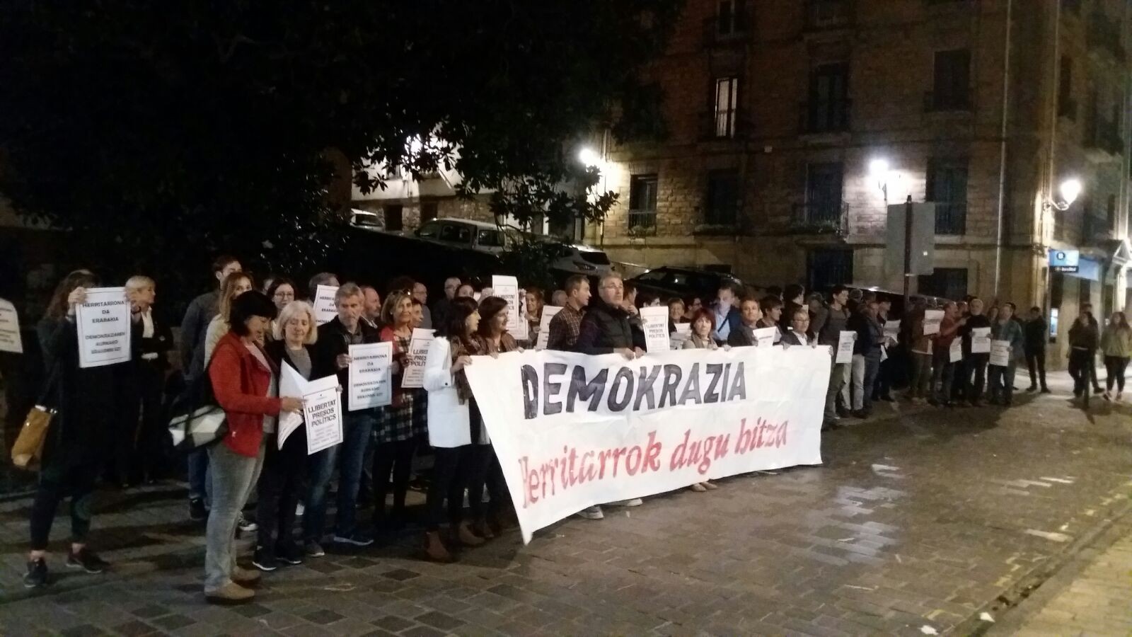 Preso politikoak askatzea eta herritarrei hitza ematea aldarrikatu dute gaur