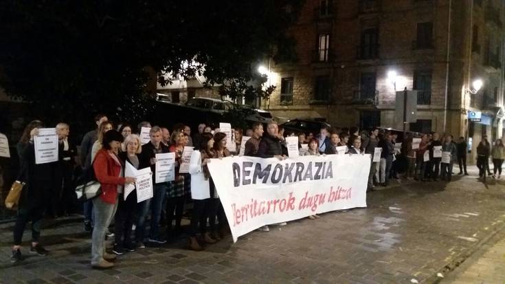 Preso politikoak askatzea eta herritarrei hitza ematea aldarrikatu dute gaur