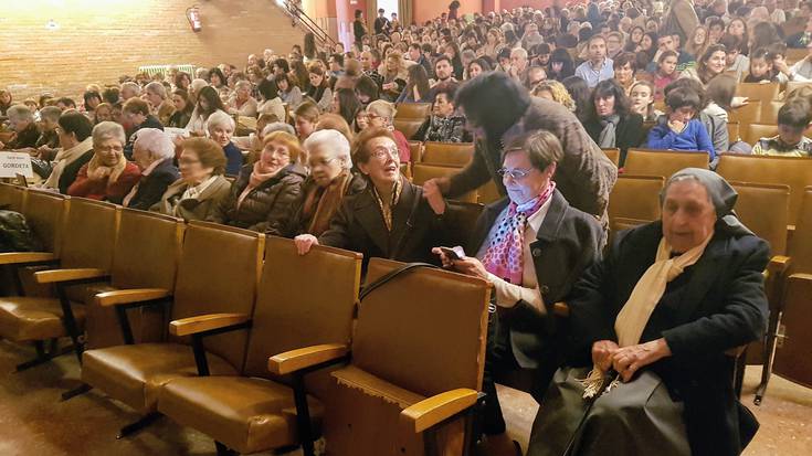 Karitateko Karmeldarrak agurtzeko ekitaldi jendetsua egin da Maria eta Josen