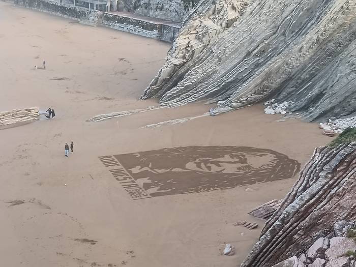 Robe Iniestaren irudia sortu dute Itzurun hondartzan