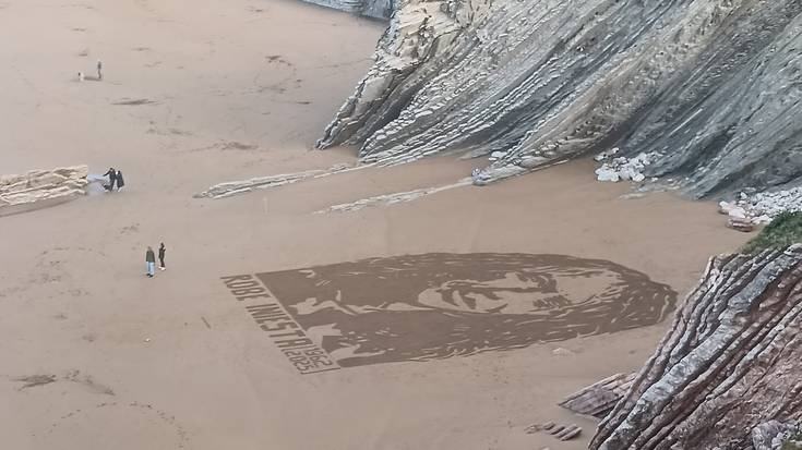 Robe Iniestaren irudia sortu dute Itzurun hondartzan