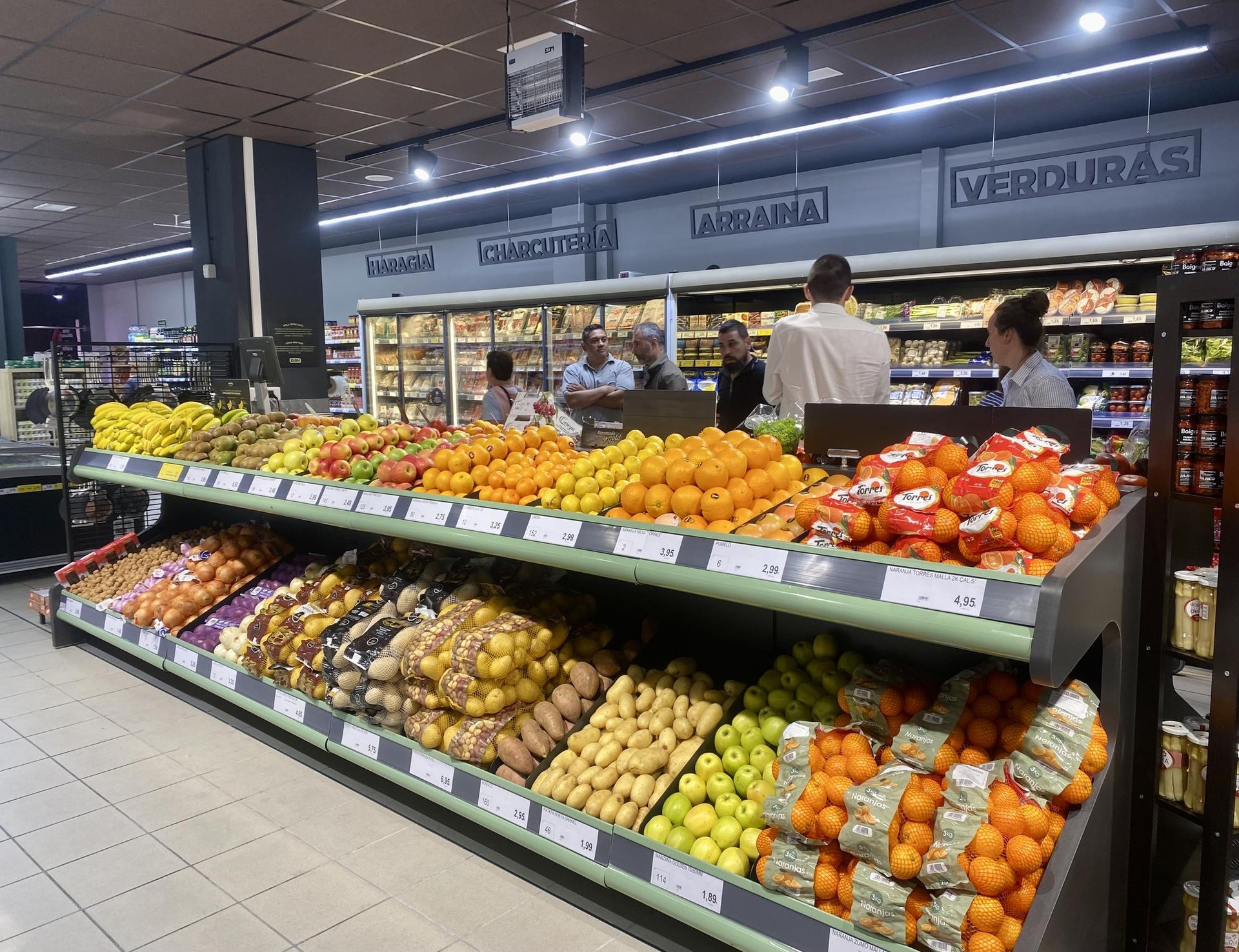 Kooperatiba goizez bakarrik izango da zabalik, festetan