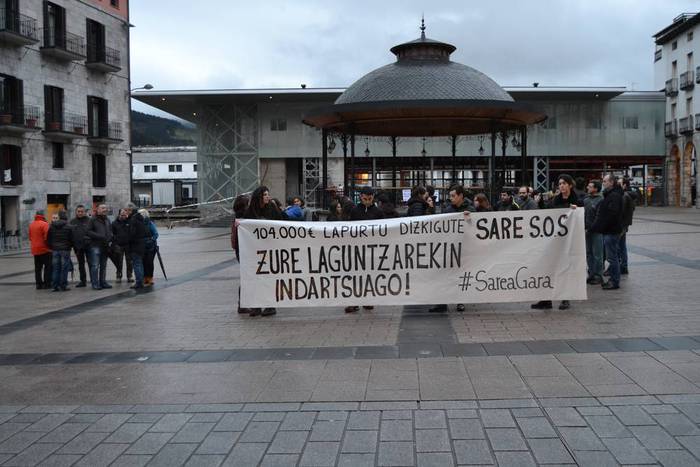 Sareri konfiskatutako dirua itzultzeko eskatzeko elkarretaratzea egin dute Azpeitian