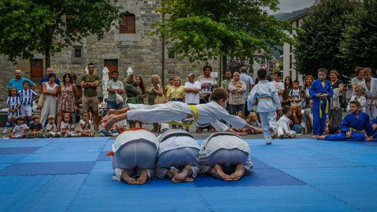 Kodaoreko judoka gazteek erakustaldia egin dute Balda plazan