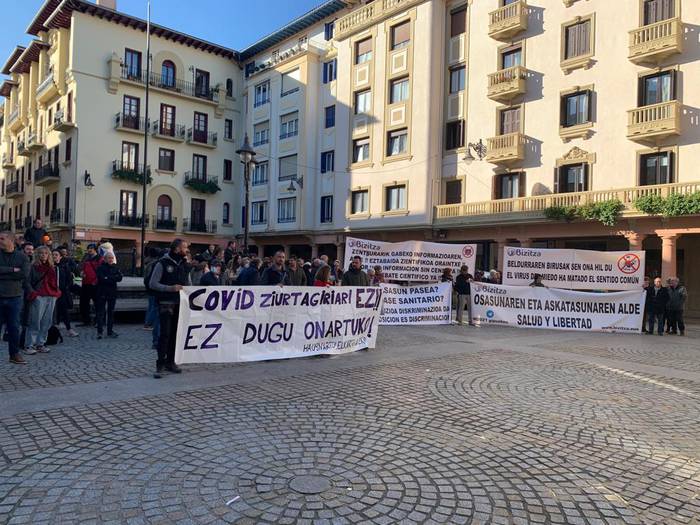 COVID ziurtagiriaren aurka agertu dira dozenaka herritar