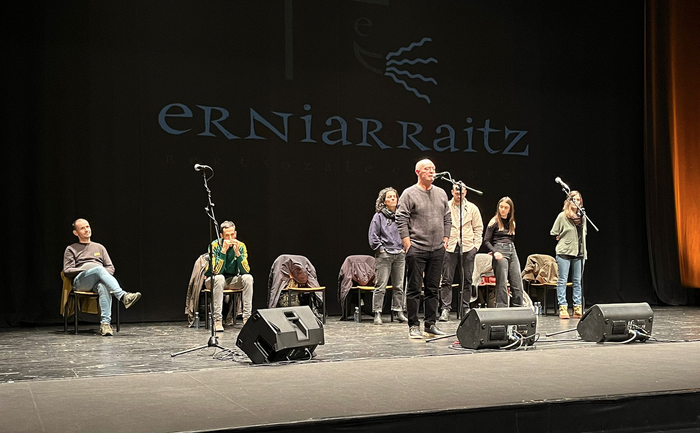 Txapelen omenezko saioa tarteko, bertsoekin gozatu dute herritar hainbatek