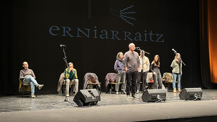 Txapelen omenezko saioa tarteko, bertsoekin gozatu dute herritar hainbatek