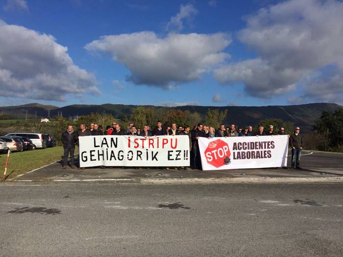 Hildako ertzainaren lan istripuaren harira, elkarretaratzea egin dute