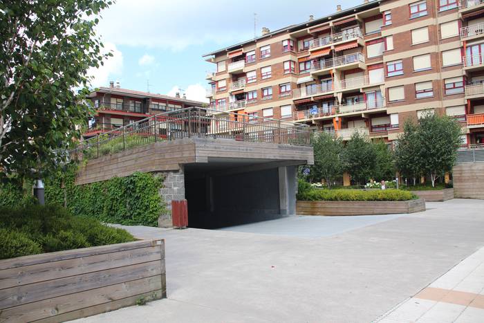 Zarautzen 82 aparkaleku daude alokairuan emateko