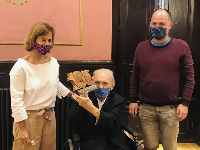 Azpeitiko Udalak omenaldia egin dio 100 urte bete dituen Kandido Arrue herritarrari