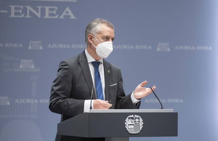 Osasun larrialdia eta murrizketa guztiak, bertan behera