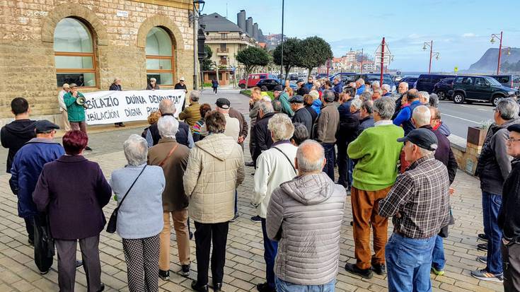 Pentsio publiko duinak aldarrikatzeko elkarretaratzea egin dute eguerdian