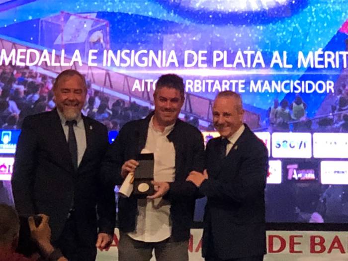 Zilarrezko domina eta intsignia jaso ditu Aitor Urbitarte 'Txangurro'-k