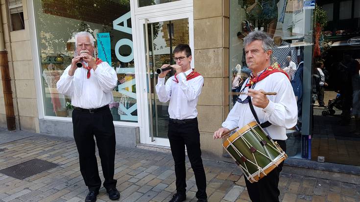 [BIDEOA] Tolosako dultzaineruak: hiru hamarkada sanpedroak girotzen
