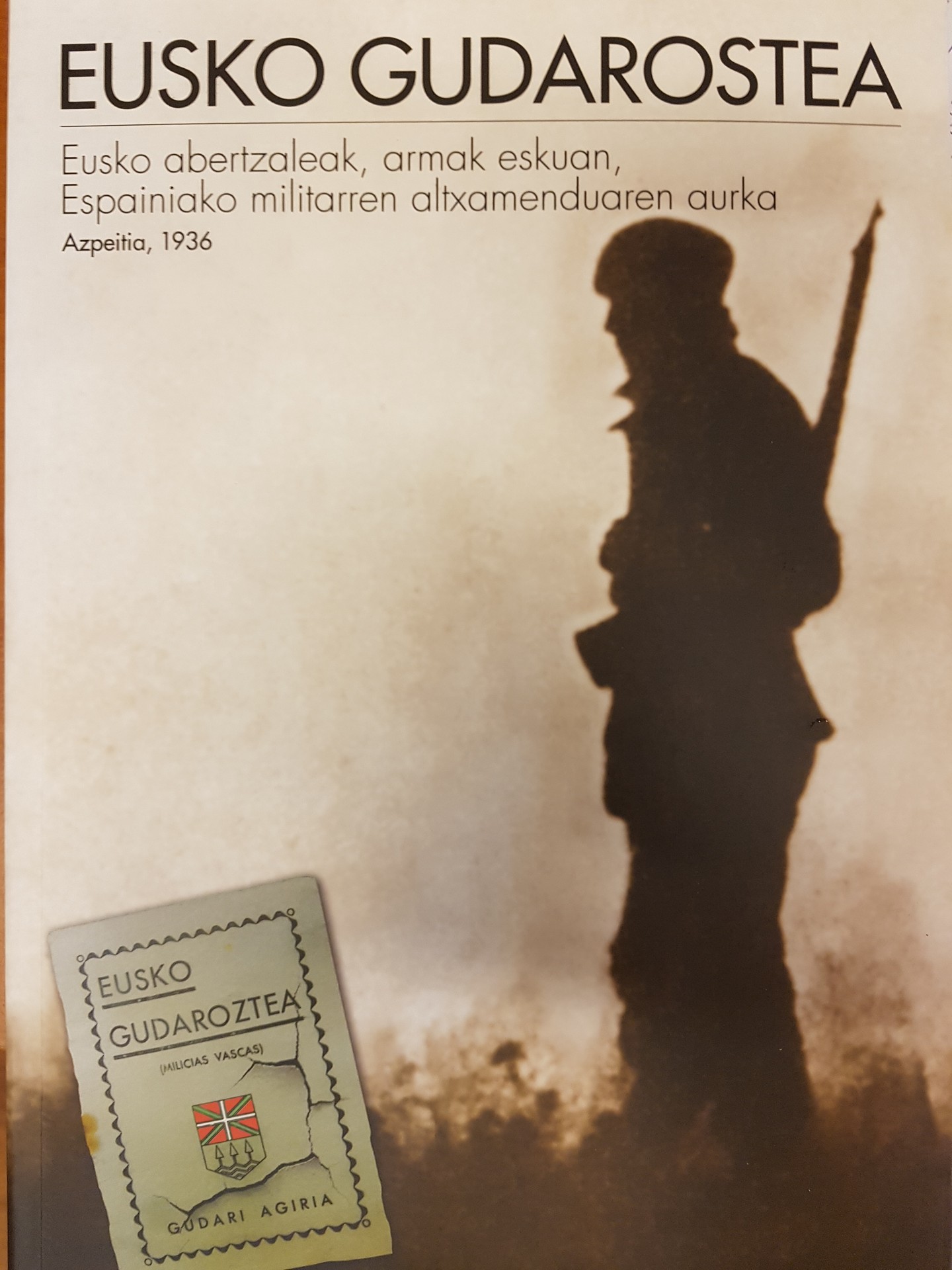 Zozkatu ditugu 'Eusko Gudarostea' liburuaren bi aleak