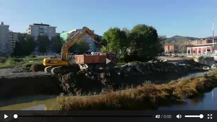 Bideoa: Ari dira Iñurritza ibaiko horma botatzen San Pelaio aldean