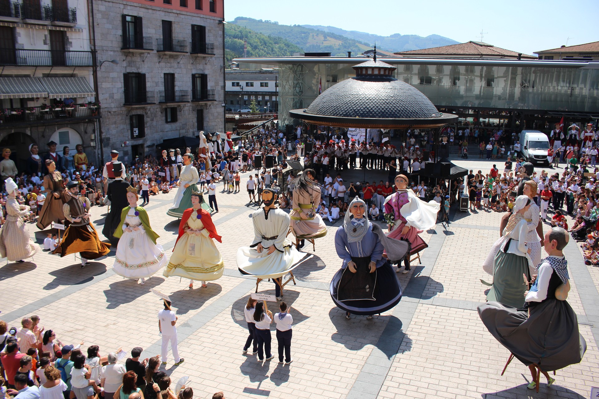 Erraldoiak eta festa arroxa, umeen gozagarri