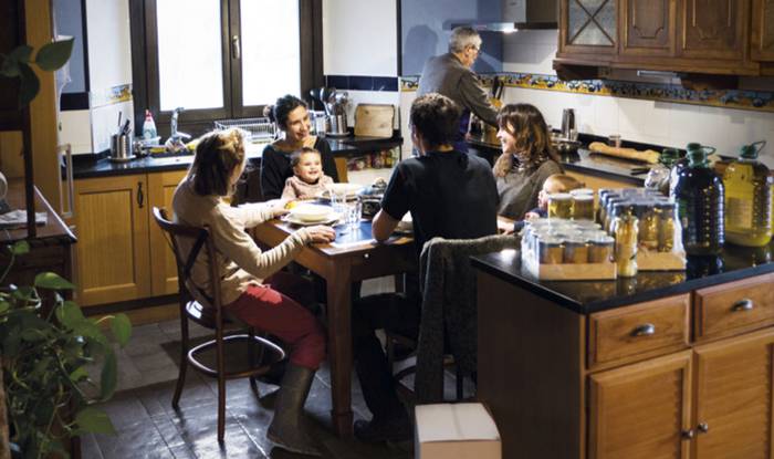 Sukaldetik euskarari lagunduz