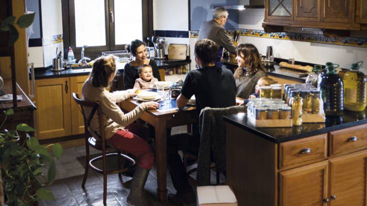 Sukaldetik euskarari lagunduz