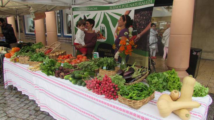 Irudietan: Nekazaritza Ekologikoaren Azoka alde zaharrean