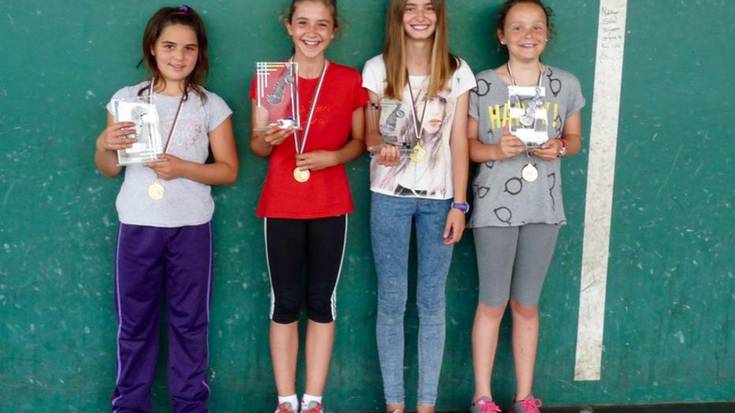 Zumaiako pilotariek maila bikaina erakutsi dute Gipuzkoako nesken pala txapelketan