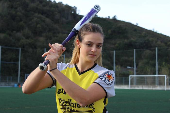 Amaia Larraza: "Espainia mailako sofbol jokalari onenekin jokatzea ohorea da niretzat"