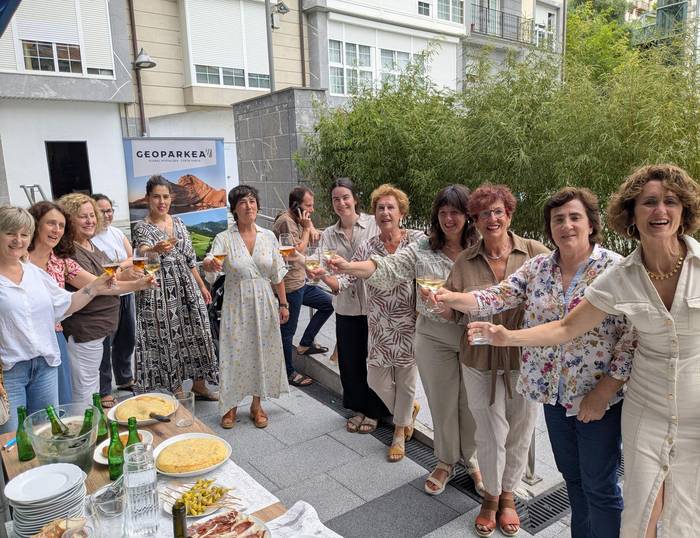 Euskal Kostaldeko Geoparkeak egoitza berria inauguratu du, itxura modernoago eta irekiagoarekin