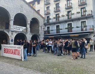 Eskualdeko herrietan ere ozen gaitzetsi dute Zarauzko hilketa matxista