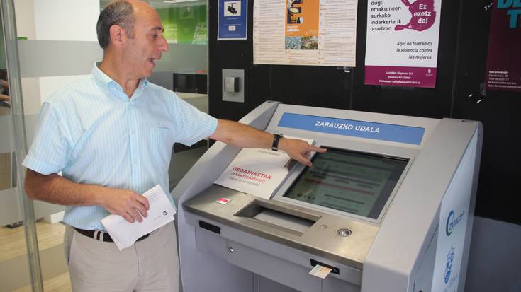 Zerbitzu telematikoetarako makina bat jarri dute Herritarren Arreta Zerbitzuan