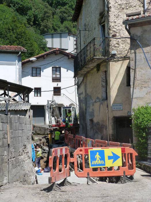 Azpeitiko Magdalena auzoan hoditeria berria jartzen ari da udala