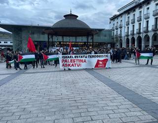 "Basakeria sionista" salatzeko eta "Palestinaren alde" elkartu dira plazan