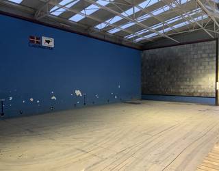 Uholdeak eragindako kalteak garbituta, frontoia erabilgarri izango da gaurtik Arroabean