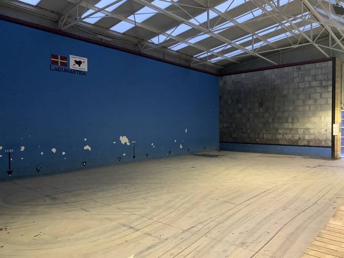 Uholdeak eragindako kalteak garbituta, frontoia erabilgarri izango da gaurtik Arroabean