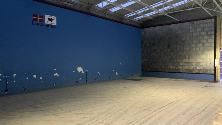 Uholdeak eragindako kalteak garbituta, frontoia erabilgarri izango da gaurtik Arroabean