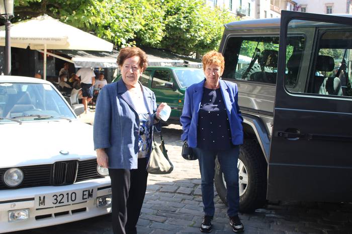 Auto klasikoetan txangoa egiteko aukera izan dute adinekoek Azkoitian