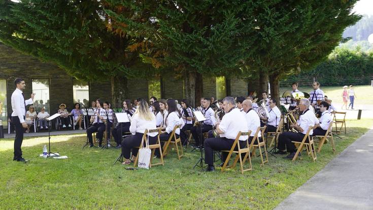 Azkoitiko Musika Bandak San Jose egoitza girotu du eguerdian