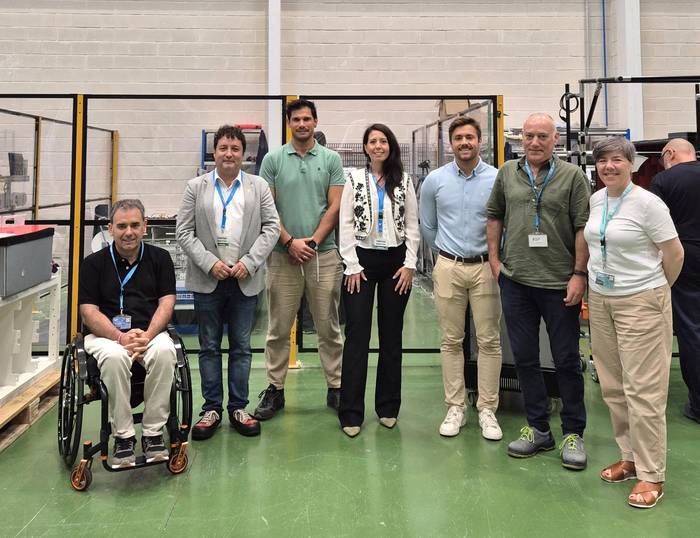 Azahara Dominguez diputatuak Zarauzko KL Katealegaia lantegia bisitatu du